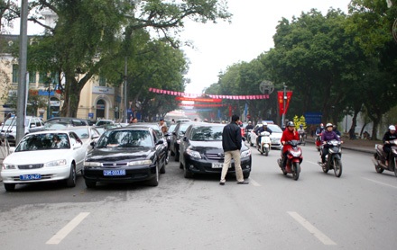 Vườn hoa tượng đài Lý Thái Tổ không phải bãi đỗ xe! - 1 Dòng xe mang biển xanh đứng tràn ra phố Đinh Tiên Hoàng sáng 30/1/2013