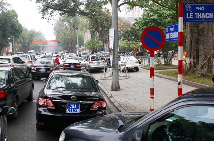 Vườn hoa tượng đài Lý Thái Tổ không phải bãi đỗ xe! - 7 Những chiếc xe này đỗ xe hoàn toàn sai luật khi biển báo cấm dừng được dựng ngay đầu đường