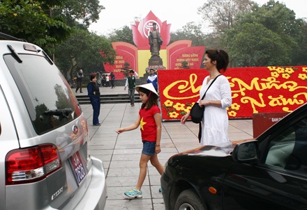 Vườn hoa tượng đài Lý Thái Tổ không phải bãi đỗ xe! - 5 Du khách nước ngoài muốn vào chụp ảnh với tượng vua Lý Thải Tổ phải vượt qua vòng vây bằng ôtô này