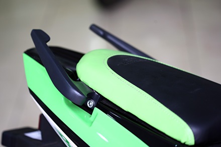 Đôi tay nắm khá hữu dụng cho việc dắt xe