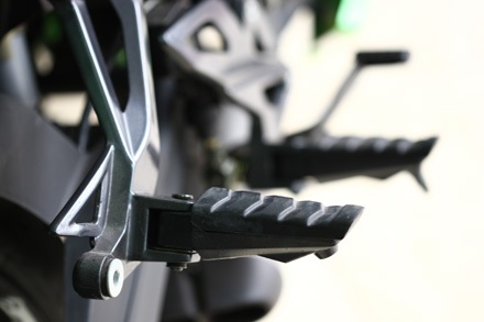 Để chân của Notus tương tự các dòng xe phân khối lớn của Nhật Bản