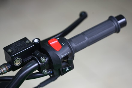 Bố trí các nút điều khiển bên phải tay lái, với nút ngắt điện động cơ