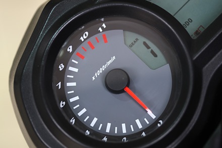 Đồng hồ vòng tua động cơ với kiểu hiển thị số khá điệu