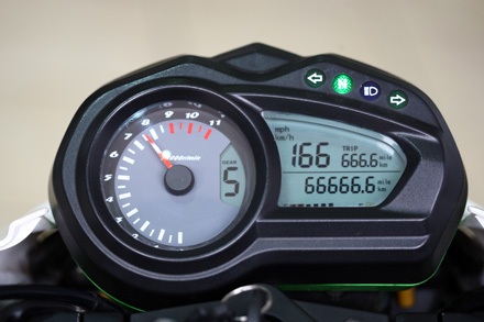 Đồng hồ chính kết hợp đồng hồ cơ truyền thống và phần hiển thị tốc độ bằng màn hình LCD