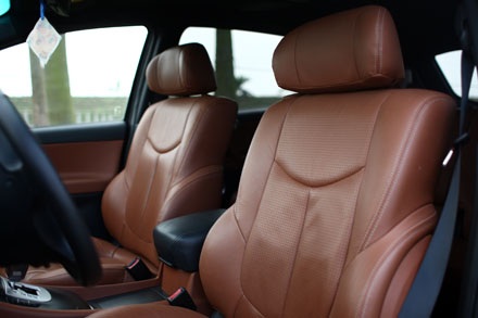 Khám phá xe Luxgen7SUV đến từ Đài Loan - 15 Luxgen7SUV được trang bị nội thất da, tuy nhiên chất lượng da không phải là thế mạnh của mẫu xe này