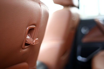 Khám phá xe Luxgen7SUV đến từ Đài Loan - 22 Móc treo đồ sau lưng hàng ghế đầu