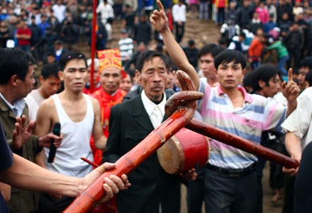 Hàng trăm trai tráng cuồng nộ cướp phết Hiền Quan - 7 Ông từ được bảo vệ kỹ càng của đám trai tráng, đưa quả 2 quả phết và 2 quả dúi ra hố...