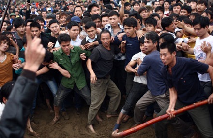 Hàng trăm trai tráng cuồng nộ cướp phết Hiền Quan - 8 Ông từ được bảo vệ kỹ càng của đám trai tráng, đưa quả 2 quả phết và 2 quả dúi ra hố...