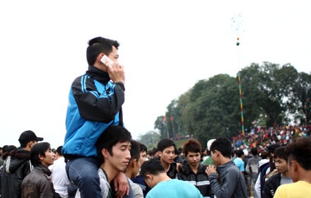 Hàng trăm trai tráng cuồng nộ cướp phết Hiền Quan - 3 Tìm bạn trong đám đông cả vạn người là một việc khó.