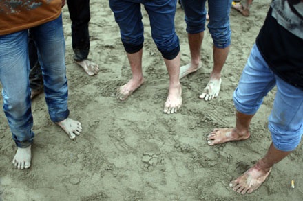 Hàng trăm trai tráng cuồng nộ cướp phết Hiền Quan - 5 Đám thanh niên ở hai bên bờ con sông Hồng này đã quá thành thục đối với lễ hội truyền thống này