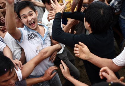 Hàng trăm trai tráng cuồng nộ cướp phết Hiền Quan - 11 ...