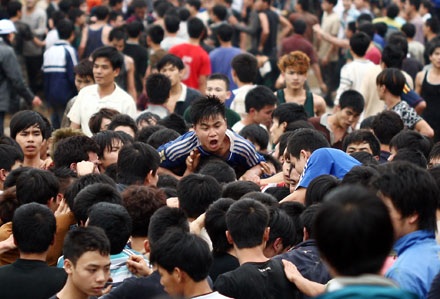 Hàng trăm trai tráng cuồng nộ cướp phết Hiền Quan - 13 ... trong đâu đó, giữa đám người hỗn độn, quả phết đang trong tay vẫn là một bí mật