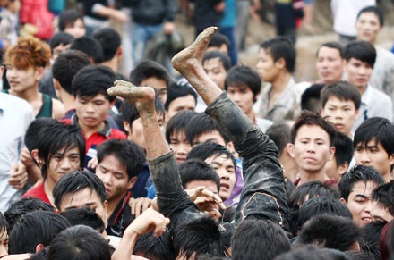 Hàng trăm trai tráng cuồng nộ cướp phết Hiền Quan - 16 ... trong đâu đó, giữa đám người hỗn độn, quả phết đang trong tay vẫn là một bí mật