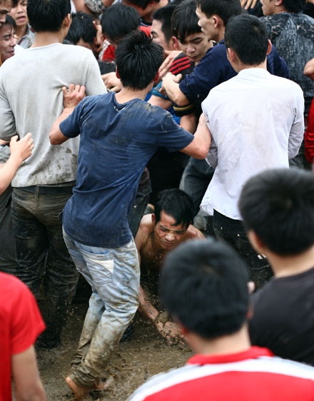 Hàng trăm trai tráng cuồng nộ cướp phết Hiền Quan - 18 ... trong đâu đó, giữa đám người hỗn độn, quả phết đang trong tay vẫn là một bí mật