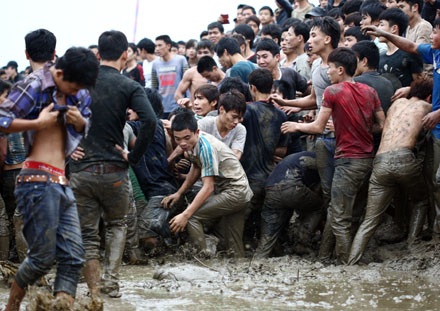 Hàng trăm trai tráng cuồng nộ cướp phết Hiền Quan - 17 ... trong đâu đó, giữa đám người hỗn độn, quả phết đang trong tay vẫn là một bí mật