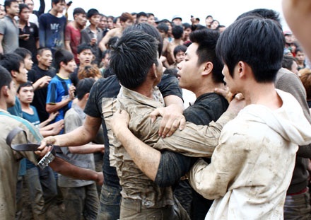 Hàng trăm trai tráng cuồng nộ cướp phết Hiền Quan - 23 Phết về xóm nào, xóm đó có lộc cả năm, do vậy để đưa được phết về đòi hỏi sự đoàn kết của cả xóm,