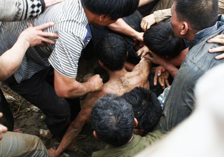 Hàng trăm trai tráng cuồng nộ cướp phết Hiền Quan - 20 ... trong đâu đó, giữa đám người hỗn độn, quả phết đang trong tay vẫn là một bí mật