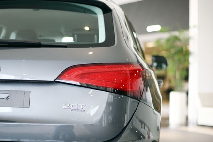 Audi Q5 2013 tại Việt Nam - Thay đổi nhẹ nhàng - 11 Audi Q5 có cốp mở bằng điện, hệ thống này có thể tùy chỉnh góc mở cũng như cảm biến an toàn