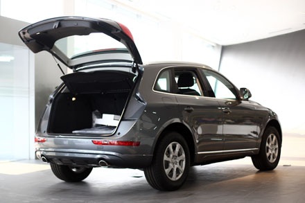 Audi Q5 2013 tại Việt Nam - Thay đổi nhẹ nhàng - 18 Audi Q5 có cốp mở bằng điện, hệ thống này có thể tùy chỉnh góc mở cũng như cảm biến an toàn