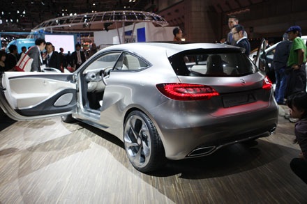 Mercedes chuẩn bị ra nhiều xe mới tại Việt Nam - 8 Mercedes gây bão với GLK diesel tại Việt Nam