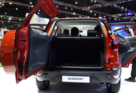 Xe Ford EcoSport sẽ có mặt tại Việt Nam vào cuối năm nay - 16 EcoSport mở cửa hậu giống Everest nhưng lại có phần kính mở tương tự Escape