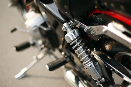 Hệ thống giảm xóc sau khá êm và có thể điều chỉnh hành trình