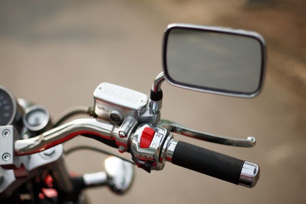 Bố trí các phím chức năng bên tay phải, với công tắc điện động cơ, đèn pha và nút khởi động 