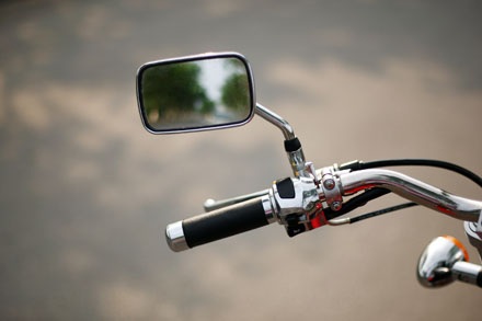  Bố trí vên trái với còi, đèn báo rẽ và đèn pha/cốt