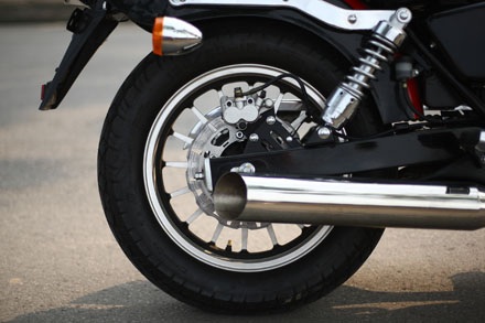 Custom được trang bị hệ thống phanh đĩa phía sau