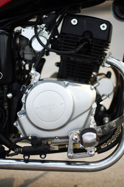 Bộ ống xả của động cơ xylanh đôi khá bắt mắt với lớp mạ inox