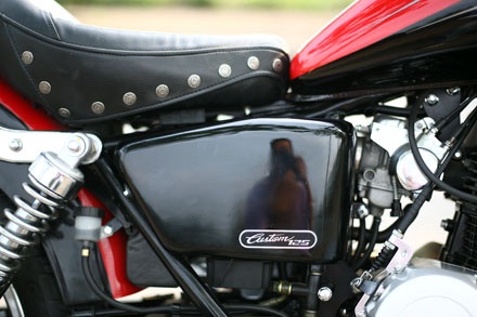 Bình xăng kiểu giọt nước với khóa điện ở bên dưới