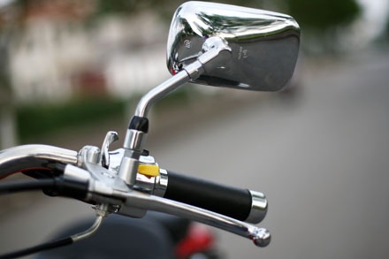 Công tắc đèn xin vượt màu vàng trên tay lái