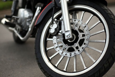 Hệ thống phanh đĩa trước cùng bộ mâm hợp kim đúc, kết hợp cùng bộ lốp không săm từ Đài Loan