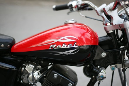 Bình xăng kiểu giọt nước với khóa điện ở bên dưới