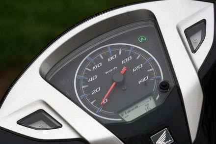 Bảng đồng hồ mới của Lead 125, với màn hình LCD hiển thị số đếm đường đi/giờ,