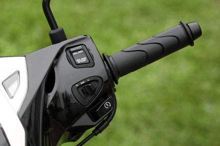 Bộ khóa phanh chống trôi không được trang bị ở phiên bản mới này