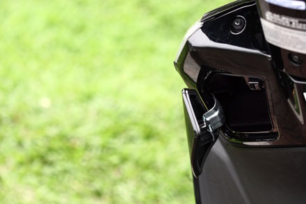 Hốc để đồ phía trước được thu gọn lại