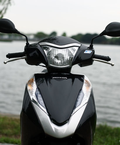 Biết tượng hình chữ V trên yếm xe. Với phiên bản cao cấp; vật liệu được dùng sẽ là inox