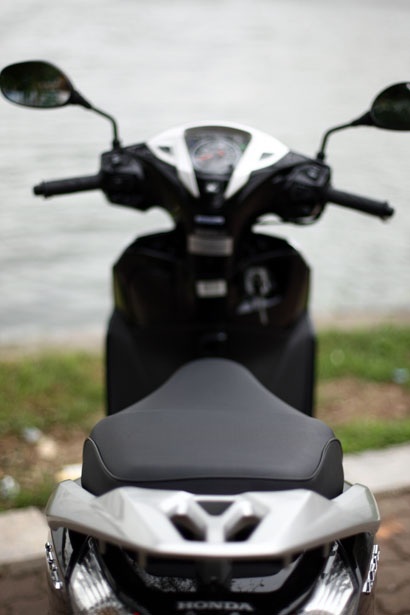 Với yên xe dài, rộng, Lead làm vừa lòng các khách hàng sử dụng trong gia đình