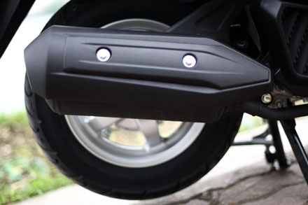 Kết cấu ống xả của Lead 125 có cải tiến cùng với thiết kế chống nóng mới