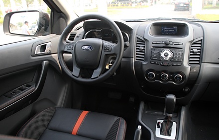 Bố trí khoang lái của Wildtrak không khác gì nhiều với bản XLT