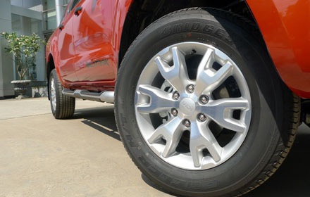 Chỉ riêng phiên bản Wildtrak mới có bộ vành 18, trong khi đó bản XLT chỉ dùng vành 17