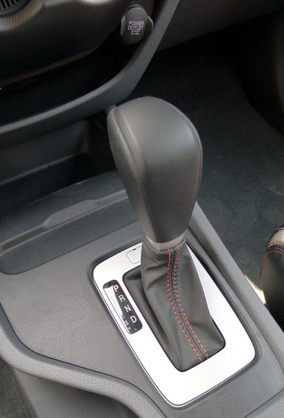 Hộp số tự động 6 cấp với chức năng đi số sàn cùng hệ dẫn động cầu sau,