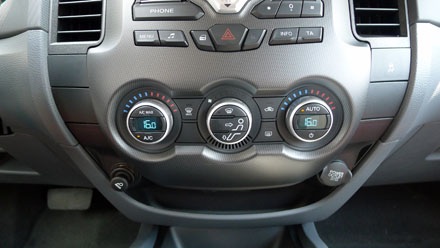 Hệ thống điều hòa của Wildtrak cao cấp hơn bản XLT với chức năng tự động 2 cùng độc lập