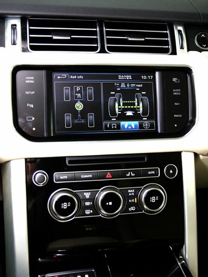 Bảng điều khiển với khá nhiều các phím, cả cơ và cảm ứng trên màn hình 12