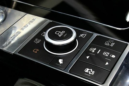 Lựa chọn tính năng lái ngay bên cạnh hộp số