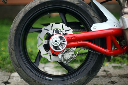 Càng sau với bộ tăng xích khá lạ mắt