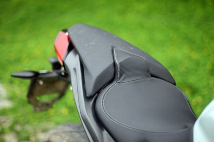 Bộ yên xe khá mỏng - một chi tiết không phải tay lái nào cũng vừa ý