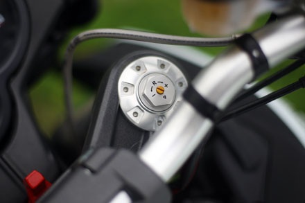 Nút điều chỉnh áp lực dầu của bộ giảm xóc ngược phía trước