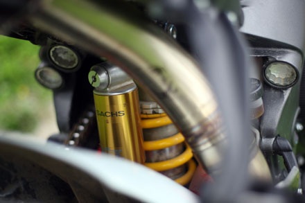 Dù đến từ một hãng khác nhưng giảm xóc đơn phía sau cũng có cùng công năng như bộ giảm xóc trước.